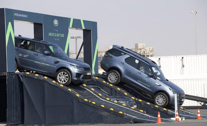 الطاير تستضيف قيادة تجريبية لسيارات جاكوار ولاند روڤر في الإمارات